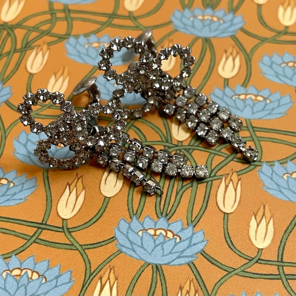 Vintage rhinestone trefoil and triple strand clip earrings - Picture 3 of 10